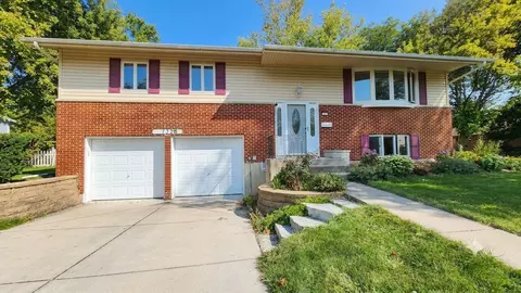 132 N Kitson Dr, Palatine, IL 60074