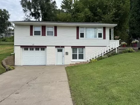 1117 Briarcliff Ln, Clinton, IA 52732