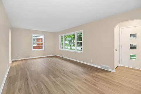 Living - 1042 S 8th Ave, Kankakee, IL 60901 photo 2 of 3
