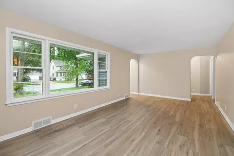 Living - 1042 S 8th Ave, Kankakee, IL 60901 photo 1 of 3