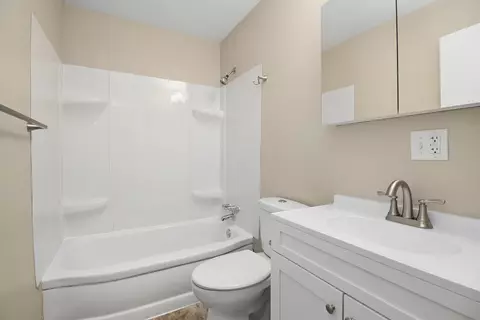 Bath - 1042 S 8th Ave, Kankakee, IL 60901 photo 1 of 1