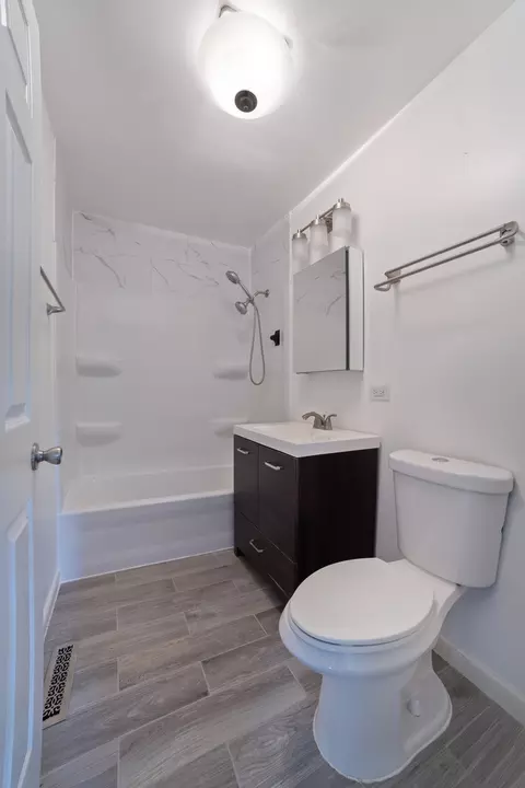 Bath - 1104 Jasper Dr, Mchenry, IL 60051 photo 1 of 1