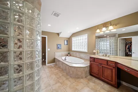 Bath - 415 Ranch Rd, Wheaton, IL 60187 photo 1 of 7