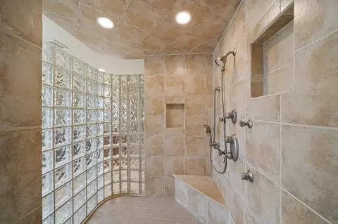 Bath - 415 Ranch Rd, Wheaton, IL 60187 photo 3 of 7