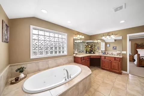 Bath - 415 Ranch Rd, Wheaton, IL 60187 photo 2 of 7