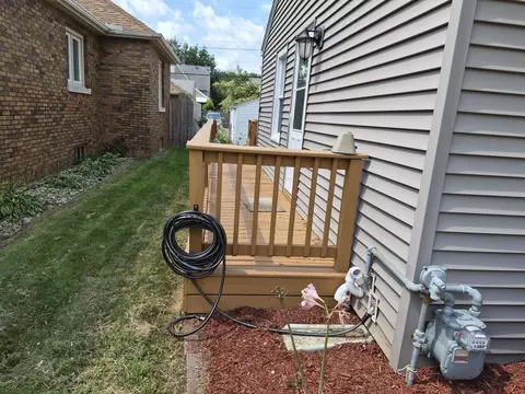 Exterior - 2411 29 St, Moline, IL 61265 photo 6 of 8