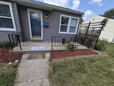 Exterior - 2411 29 St, Moline, IL 61265 photo 4 of 8