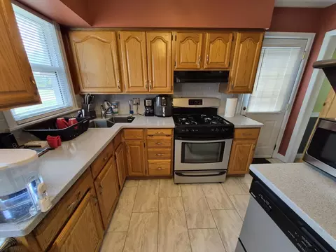 Kitchen - 2411 29 St, Moline, IL 61265 photo 3 of 4