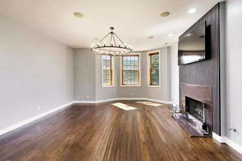 Living - Undisclosed, Chicago, IL 60653 photo 1 of 4