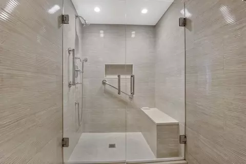 Bath - 40 E Delaware Pl #1701, Chicago, IL 60611 photo 2 of 4