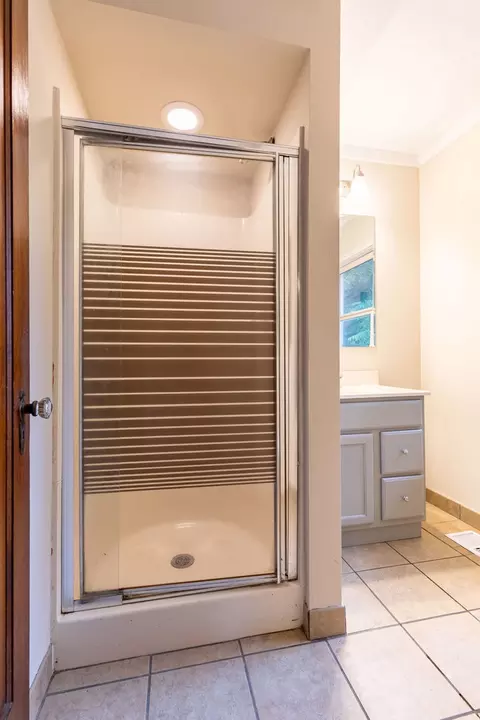 Bath - 869 Shuler St, Elgin, IL 60123 photo 4 of 5