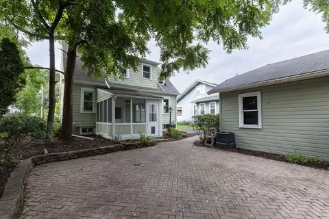 Exterior - 869 Shuler St, Elgin, IL 60123 photo 4 of 8