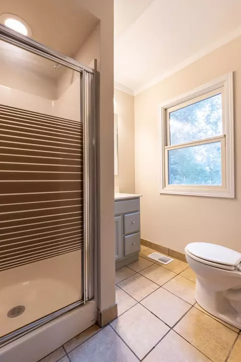 Bath - 869 Shuler St, Elgin, IL 60123 photo 3 of 5