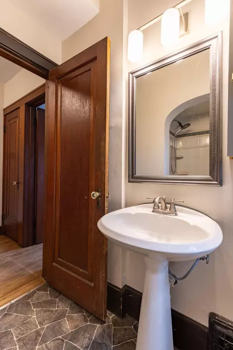 Bath - 869 Shuler St, Elgin, IL 60123 photo 2 of 5