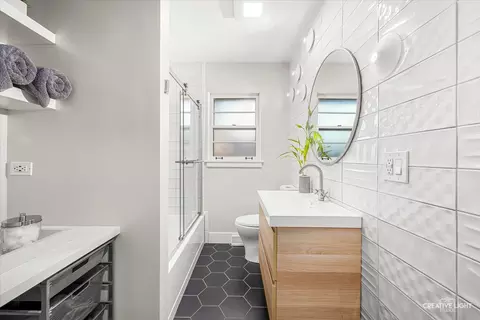Bath - 516 S Sleight St, Naperville, IL 60540 photo 2 of 3