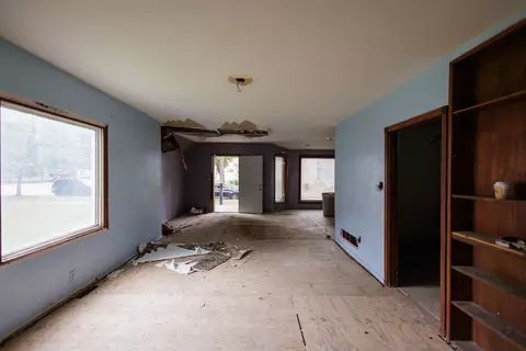 Living - 980 S 6th Ave, Kankakee, IL 60901 photo 6 of 6