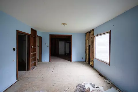 Living - 980 S 6th Ave, Kankakee, IL 60901 photo 3 of 6