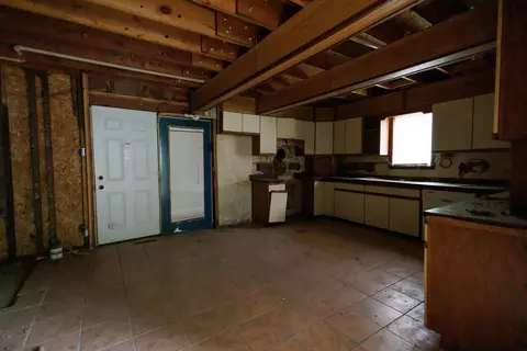 Entry Way - 980 S 6th Ave, Kankakee, IL 60901 photo 1 of 3
