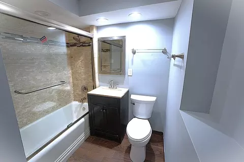 Bath - 2315 W 112th St, Chicago, IL 60643 photo 2 of 2