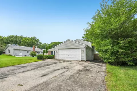 Exterior - 89 Foxcroft Rd, Naperville, IL 60565 photo 3 of 10