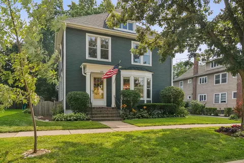 135 W Russell St, Barrington, IL 60010