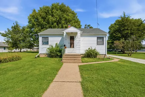 Exterior - 705 SW 4th St, Aledo, IL 61231 photo 2 of 7