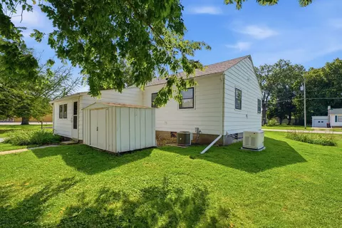 Exterior - 705 SW 4th St, Aledo, IL 61231 photo 5 of 7