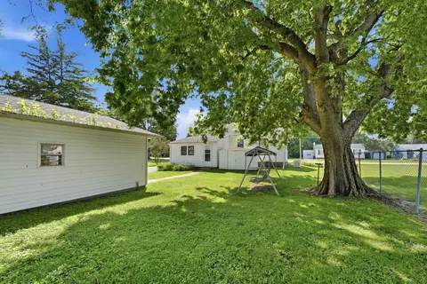 Exterior - 705 SW 4th St, Aledo, IL 61231 photo 3 of 7