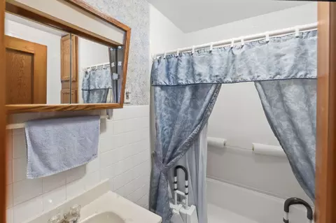 Bath - 705 SW 4th St, Aledo, IL 61231 photo 1 of 1