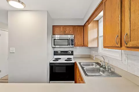 Kitchen - 6846 W Lode Dr #3A, Worth, IL 60482 photo 3 of 4