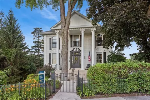 724 S Batavia Ave, Geneva, IL 60134