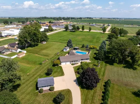 214 E 7th St, Dewitt, IA 52742