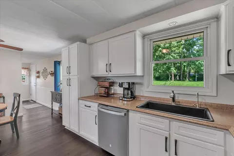 Kitchen - 19310 Acker Rd, Fulton, IL 61252 photo 4 of 4