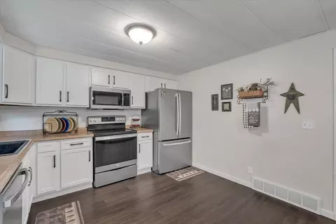 Kitchen - 19310 Acker Rd, Fulton, IL 61252 photo 1 of 4