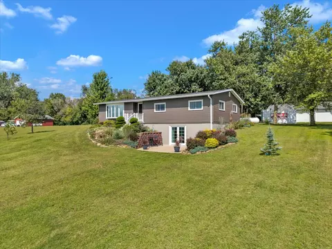 Exterior - 19310 Acker Rd, Fulton, IL 61252 photo 3 of 14