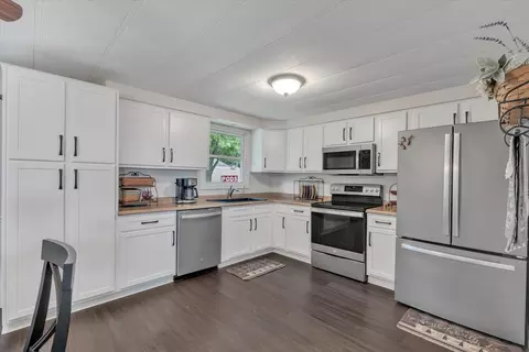 Kitchen - 19310 Acker Rd, Fulton, IL 61252 photo 2 of 4