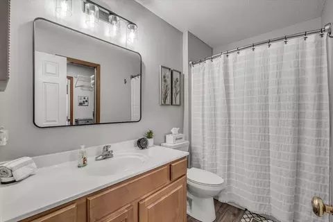 Bath - 1604 E Lomar St, Eldridge, IA 52748 photo 1 of 3