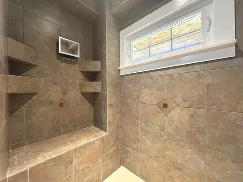 Bath - 2220 Sunset View Ln, Kankakee, IL 60901 photo 3 of 10