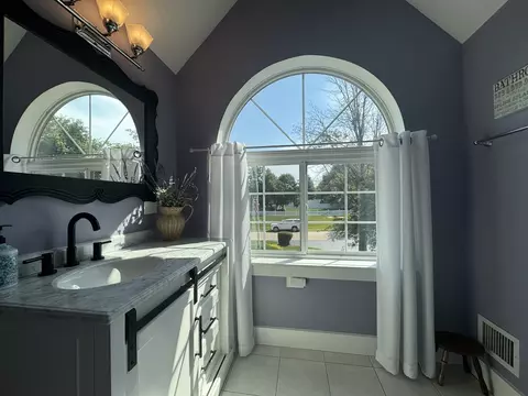 Bath - 2220 Sunset View Ln, Kankakee, IL 60901 photo 6 of 10