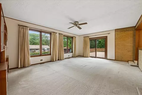 Living - 412 Scott St, Algonquin, IL 60102 photo 5 of 7