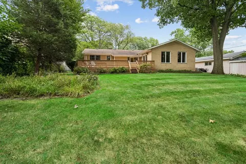 Exterior - 412 Scott St, Algonquin, IL 60102 photo 3 of 15