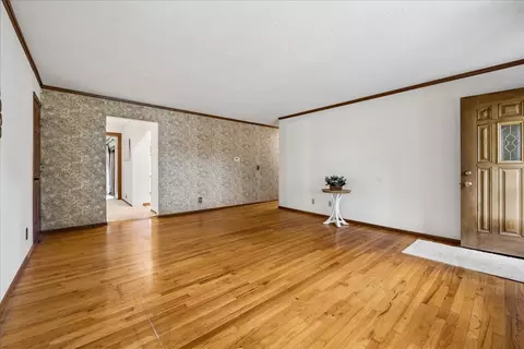 Living - 412 Scott St, Algonquin, IL 60102 photo 2 of 7