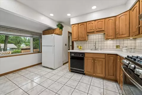 Kitchen - 412 Scott St, Algonquin, IL 60102 photo 3 of 3
