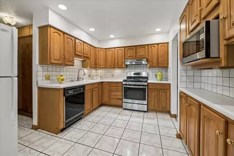 Kitchen - 412 Scott St, Algonquin, IL 60102 photo 1 of 3