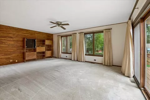 Living - 412 Scott St, Algonquin, IL 60102 photo 4 of 7