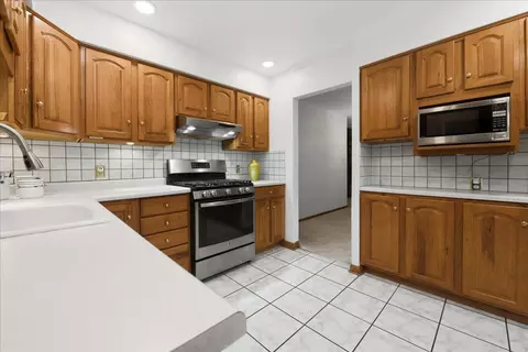 Kitchen - 412 Scott St, Algonquin, IL 60102 photo 2 of 3