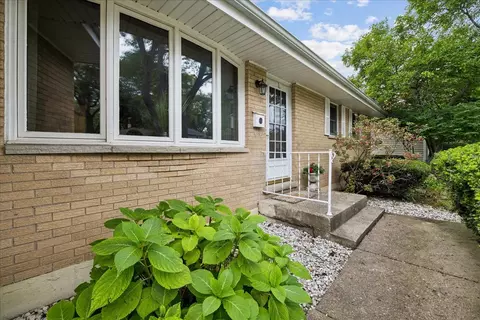 Exterior - 412 Scott St, Algonquin, IL 60102 photo 2 of 15