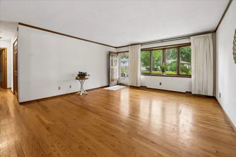Living - 412 Scott St, Algonquin, IL 60102 photo 1 of 7