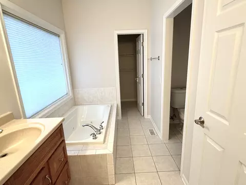 Bath - 3308 Prairie Trl, Johnsburg, IL 60051 photo 2 of 5
