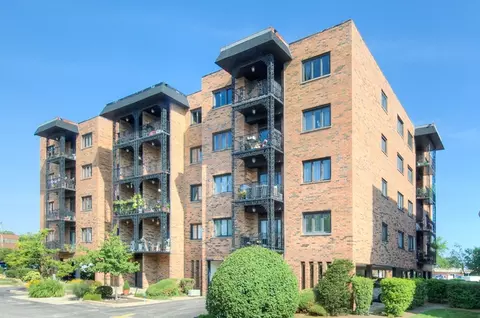 9396 Landings Ln #506, Des Plaines, IL 60016